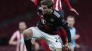 Bek Atletico Madrid, Felipe (atas) menyundul bola saat berebut dengan penyerang Bayern Munchen, Mueller pada matchday kelima Grup A Liga Champions di Stadion Wanda Metropolitano, Madrid, Rabu (2/12/2020) dini hari WIB. Atletico Madrid vs Bayern Munchen berakhir imbang 1-1. (AP Photo/Bernat Armangue)