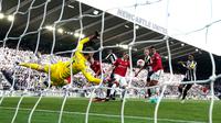 Penjaga gawang Manchester United David de Gea melakukan penyelamatan dari pemain Newcastle United Alexander Isak pada pertandingan sepak bola Liga Inggris mereka di St. James 'Park, Newcastle, Inggris, Minggu (2/4/2023). Newcastle United mengalahkan Manchester United dengan skor 2-0. (Owen Humphreys/PA via AP)