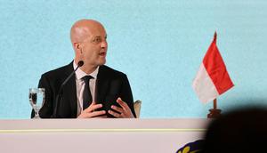 Jordi Cruyff saat berbicara di atas panggung dalam acara perkenalan dirinya sebagai penasihat teknik PSSI di Hotel Mulia Senayan, Jakarta, Selasa (11/3/2025) sore. (Bola.com/Abdul Aziz)