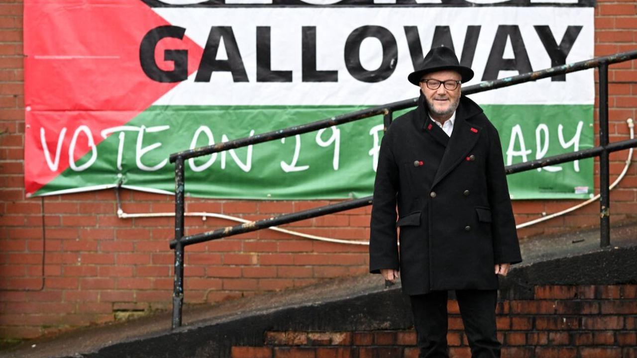 Politikus senior dari Partai Pekerja, George Galloway berdiri di depan atribut kampanye bernuansa Palestina di Rochdale, Inggris, pada 1 Maret 2024. George Galloway, yang kerap mengampanyekan dukungan terhadap Palestina, behasil menang telak dalam pemilu