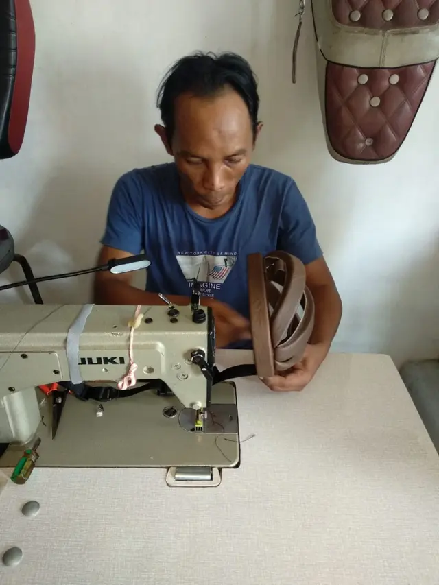 Usaha Kreatif Tukang Jok, Jadi Pembuat Helm Sepeda di Kala Pandemi