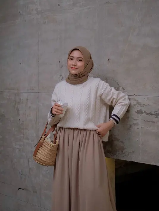 <p>Sweater knit bernuansa nude sangat tepat dipadu padankan dengan rok dan jilbab yang berwarna coklat susu.&nbsp;(instagram/nisacookie)</p>