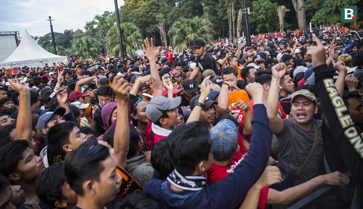 Suporter Persija Jakarta, The Jakmania, berusaha masuk ke dalam stadion jelang final Piala Presiden di sekitar SUGBK, Jakarta, Sabtu (17/2/2018). Persija akan menghadapi Bali United. (Bola.com/Vitalis Yogi Trisna)