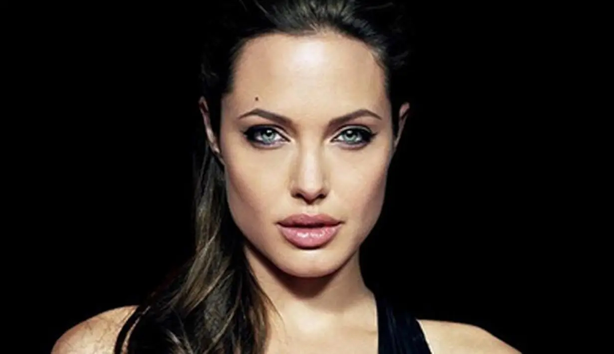 Kehidupan Angelina Jolie setelah menggugat cerai Brad Pitt tahun lalu nampaknya semakin tidak karuan. Lantaran mengurus anak-anaknya seorang diri, kini kabarnya kehidupan Jolie mengalami kebangkrutan.  (Instagram/angelinajolieofficial)