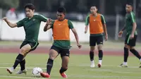 Pemain Timnas Indonesia, Gavin Kwan, berebut bola dengan Dedik Setiawan, saat latihan di Universitas Kasetsart, Bangkok, Kamis (15/11). Latihan ini persiapan jelang laga Piala AFF 2018 melawan Thailand. (Bola.com/M. Iqbal Ichsan)