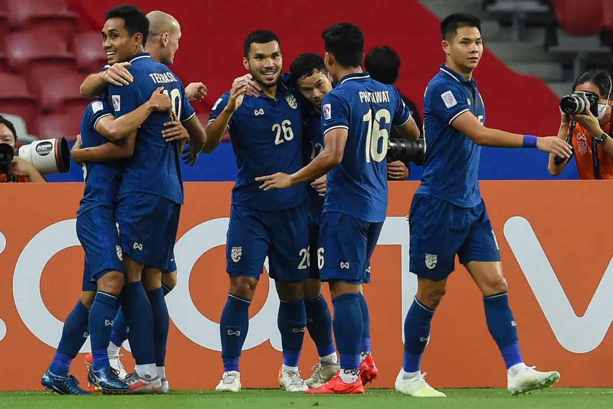 Timnas Thailand merayakan gol Chanathip Songkrasin ke gawang Timnas Vietnam di Piala AFF 2020.
