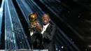 Pemain PSG, Ousmane Dembele, berpose setelah dinobatkan sebagai peraih Ballon d’Or 2025 di Theatre du Chatelet, Paris, Senin (22/9/2025) malam waktu setempat atau Selasa (23/9) dini hari WIB. (AP Photo/Thibault Camus)