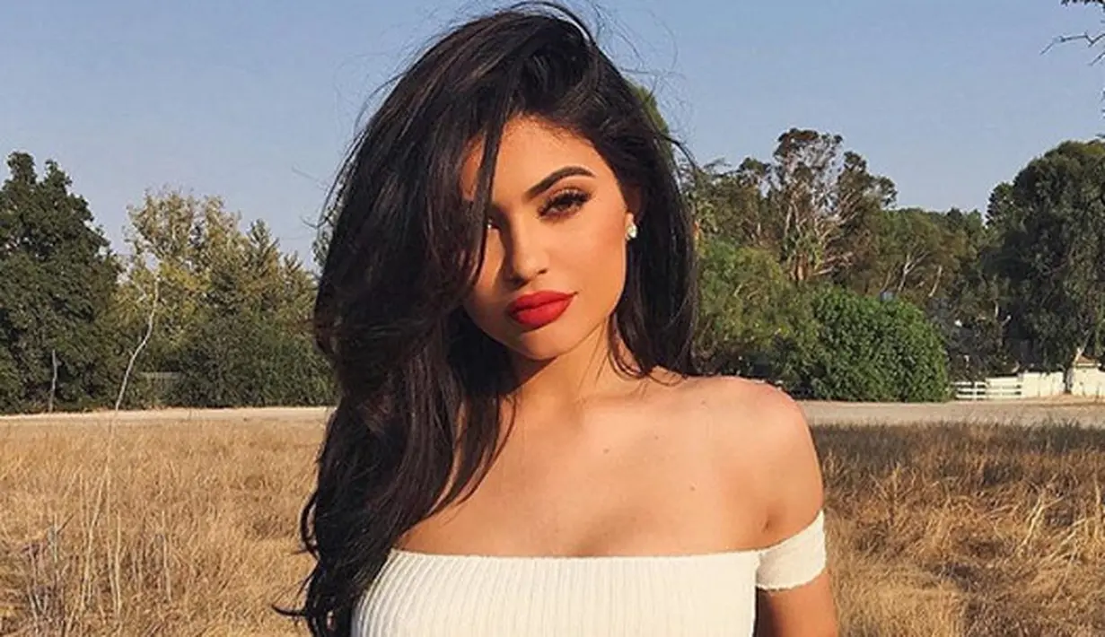 Setelah beberapa minggu kabar kehamilannya mencuat, Kylie Jenner memang belum mengumumkannya ke publik. Namun jangan khawatir, kabarnya tak lama lagi Kylie akan melakukannya. (Instagram/kyliejenner)