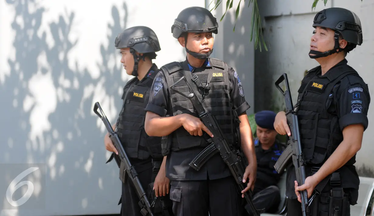 Anggota polisi bersenjata laras panjang berjaga di pintu masuk dermaga Wijayapura menuju LP Nusakambangan, Cilacap, Jateng, Kamis (28/7). 1.466 personel gabungan disiagakan untuk melakukan pengamanan eksekusi mati tahap III. (Liputan6.com/Helmi Afandi)