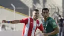 Pemain Bolivia Roberto Fernandez (kanan) berebut bola dengan pemain Paraguay Juan Escobar pada pertandingan kualifikasi Piala Dunia 2022 di Stadion Hernando Siles, La Paz, Bolivia, Kamis (14/10/2021). Bolivia menang 4-0. (Javier Mamani/Pool via AP)