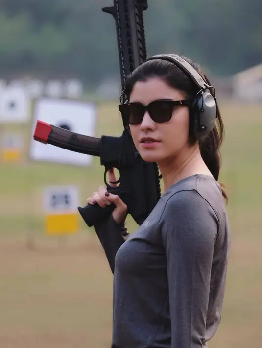 Hingga saat ini sudah cukup banyak selebriti yang gemar latihan menembak. Salah satunya ia Widi Viera, hingga Herjunot Ali. Tentunya seru bisa mencoba berbagai senjata sambil menembak target. Selain itu menjadi kepuasan tersendiri, olahraga ini bisa menghilangkan penat dari kesibukan sehari-hari. (Liputan6.com/IG/@medinadinaaa)