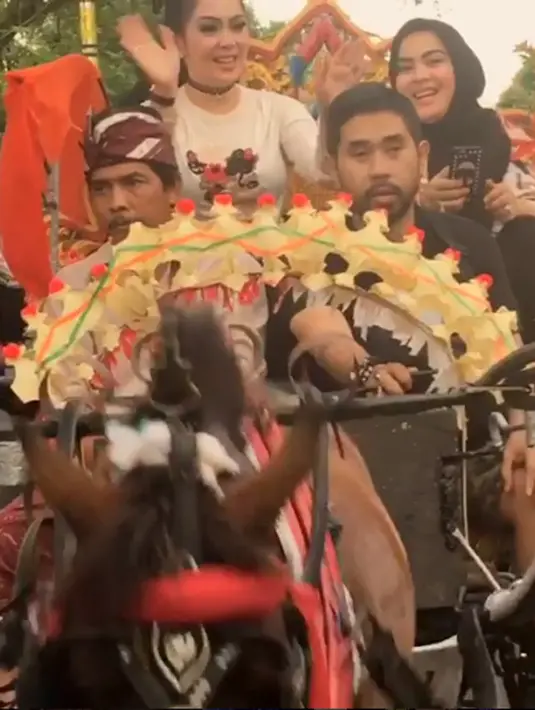 "Busettt naik kereta kencana...udh kyk nyi roro kidul aja 😂😂😂✌✌" tulis pemilik akun vadabro. Komentar lainnya, "Keeern yooow tadi mlm di jembranaa... Hebooooh" tulis armaiq. (Instagram/princessyahrini)