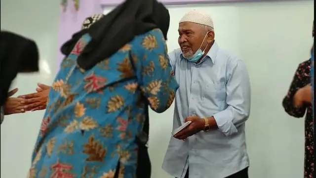 Kakek Suhud (https://www.instagram.com/p/CVaBj4BP51K/)