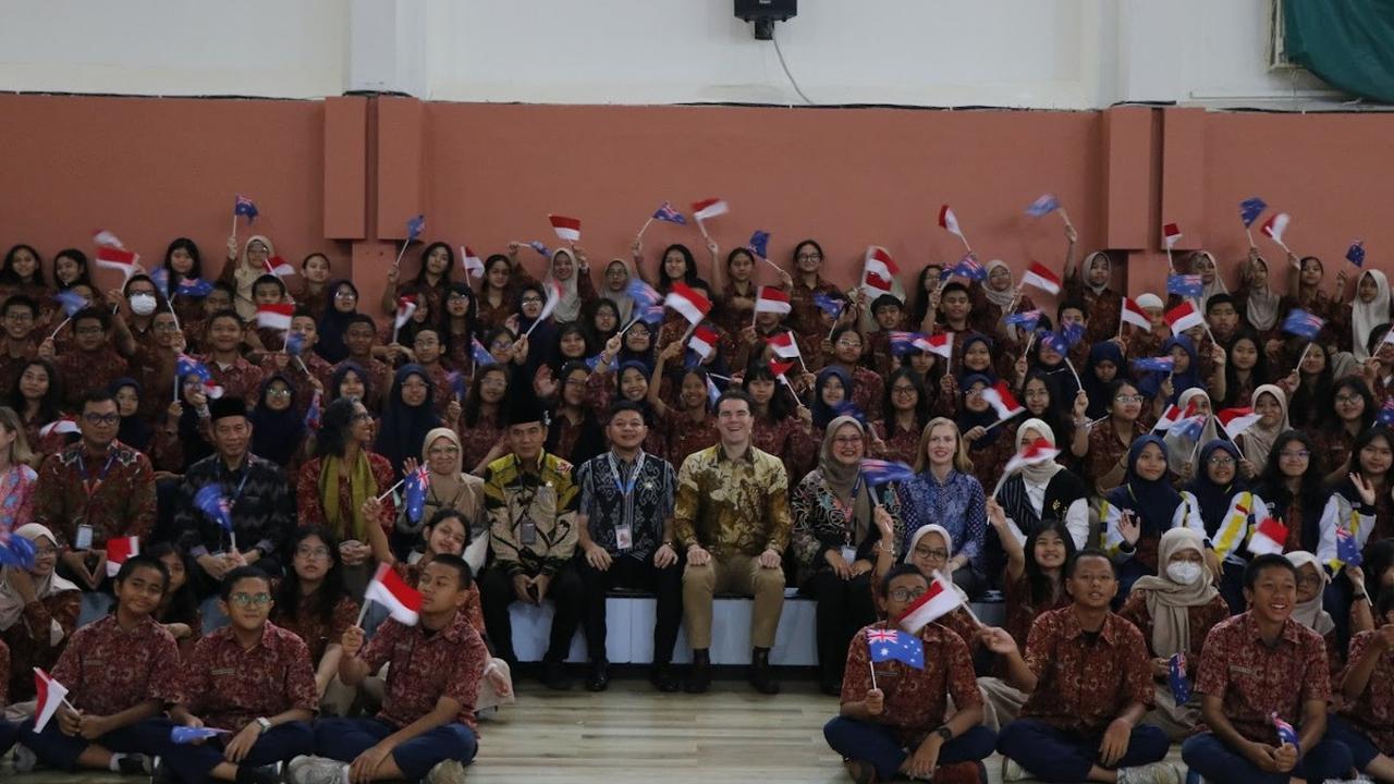 Kunjungan Yang Mulia Anggota Parlemen Australia, Tim Watts, ke SMP Labschool Kebayoran
