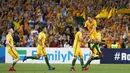 Para pemain Australia merayakan kemenangan atas Honduras pada laga leg kedua babak play-off Piala Dunia 2018 di Stadion ANZ, Sydney, Rabu (15/11/2017). Australia menang 3-1 atas Honduras. (AP/Daniel Munoz)