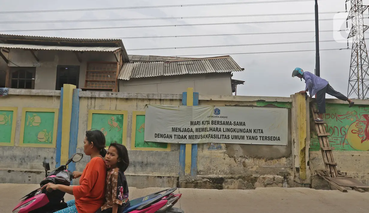 Spanduk berisi imbauan menjaga lingkungan terpampang di kawasan Kampung Tembok, Muara Angke, Jakarta Utara, Rabu (4/3/2020). (Liputan6.com/Herman Zakharia)