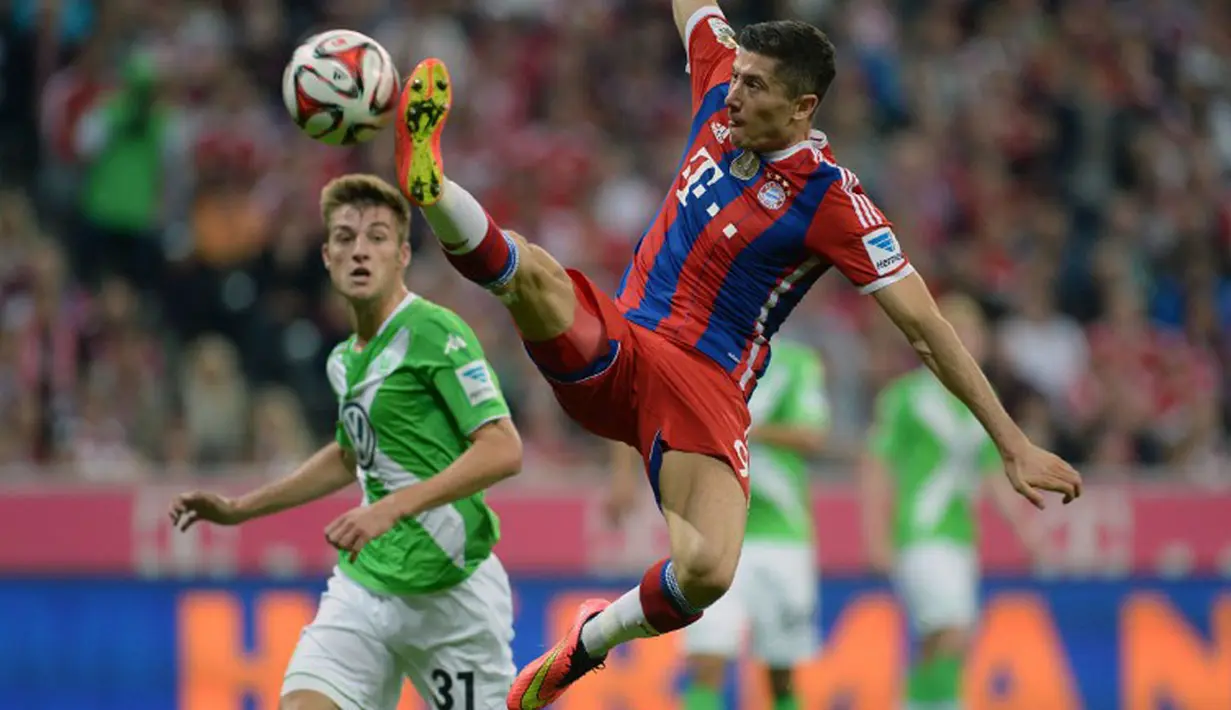 Pemain depan Bayern Munich, Robert Lewandowski (kanan), berusaha menguasai bola dari kejaran bek VfL Wolfsburg, Robin Knoche, saat berlaga dilanjutan Bundesliga di Allianz Arena, (23/8/2014). (AFP PHOTO/Christof Stache)
