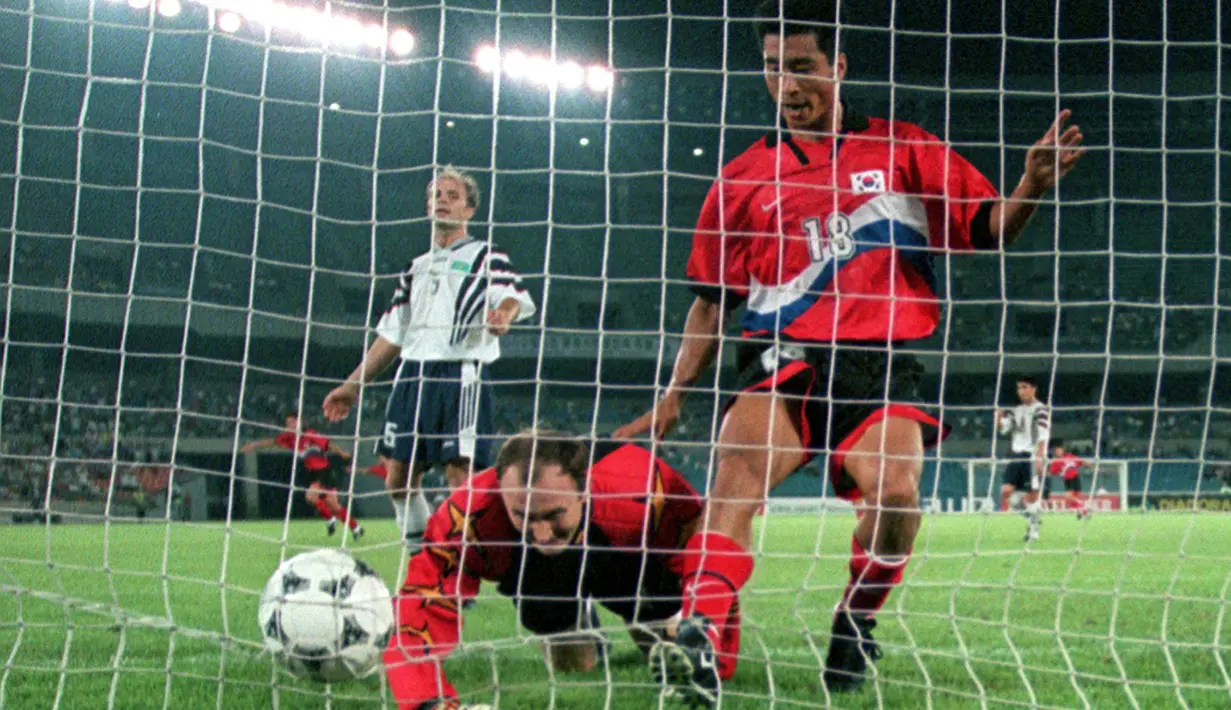 Sebagai pemain, kareir paling cemerlangnya adalah membela Timnas Korea Selatan di Piala Dunia 1998. Sementara di level klub, Kim Do-hoon pernah memperkuat Jeonbuk Hyundai Motors (1995-2002), menjalani masa pinjaman bersama klub Jepang, Vissel Kobe (1998-1999), dan Seongnam Ilhwa Chunma (2003-2005). (AFP/Kim Jae-hwan)