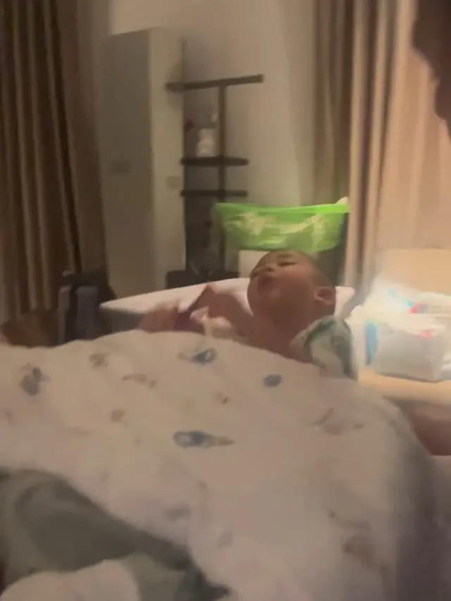 Potret Rayyanza yang cemburu dengan Baby Lily (Sumber: Instagram/@raffinagita1717)