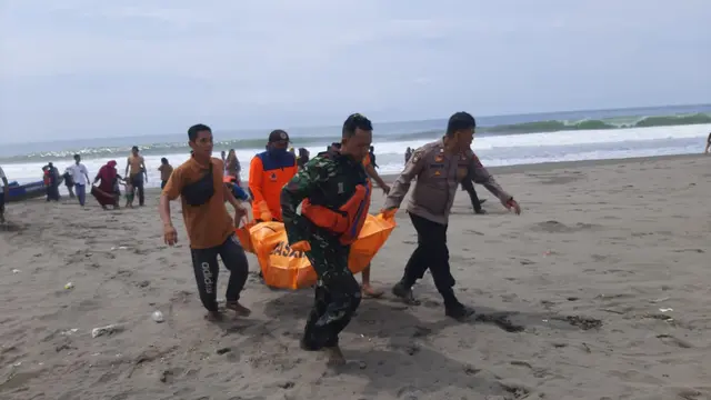 Jenazah Aisyah, siswi MTs Klirong, Kebumen ditemukan mengapung di tengah laut, Senin (4/12/2023). (Foto: Liputan6.com/Polres Kebumen)