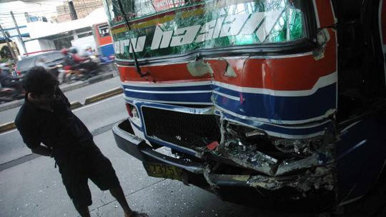 Tabrakan 2 Metromini di Buncit