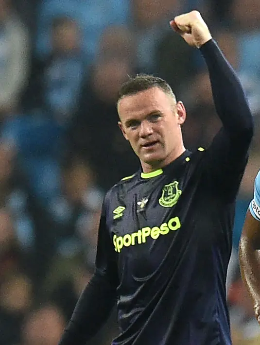 Wayne Rooney merayakan gol saat pertandingan melawan Manchester City dalam Liga Primer Inggris di Stadion Etihad, Manchester (21/8). Dengan gol tersebut Rooney menjadi pemain kedua yang mampu mencetak 200 gol di Premier League. (AFP/Oli Scarff)