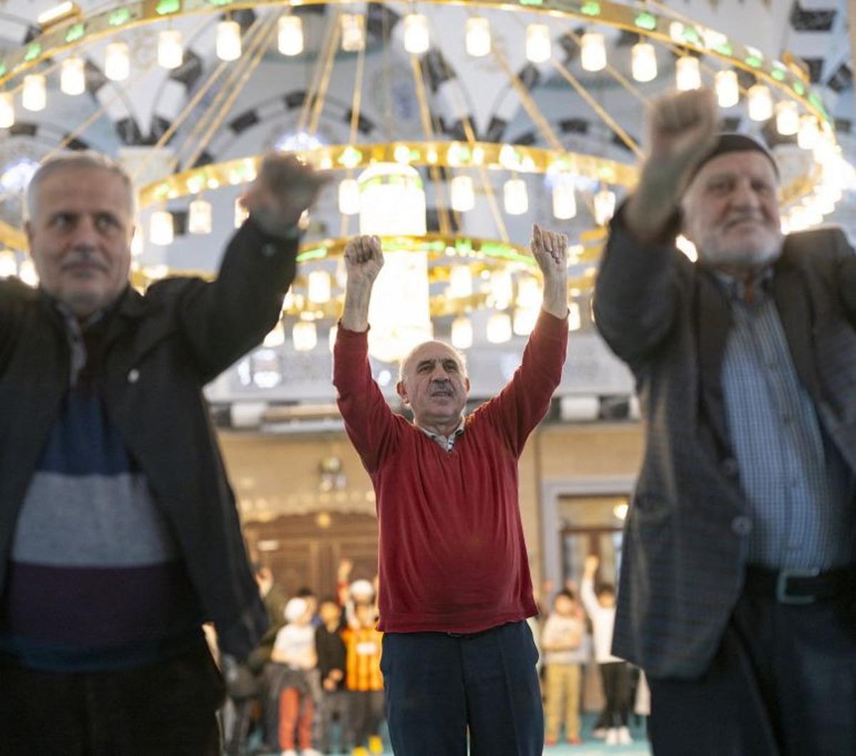Sejumlah jemaah lanjut usia atau lansia mengikuti kelas kebugaran di sebuah&nbsp;masjid di distrik Bagcilar, Istanbul, pada 8 Februari 2024. Sejak Januari lalu, sebanyak 11 masjid di Istanbul membuka kelas kebugaran untuk jemaah lansia.&nbsp;YASIN AKGUL/A