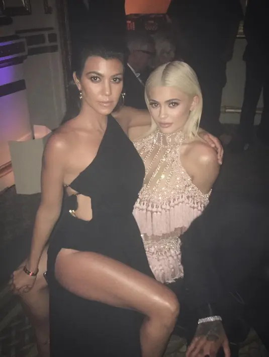 Kylie Jenner dan Kourtney tak pernah sedekat ini sebelumnya. Hubungan mereka makin membaik usai Kylie Jenner dikabarkan hamil. (instagram/kourtneykardash)