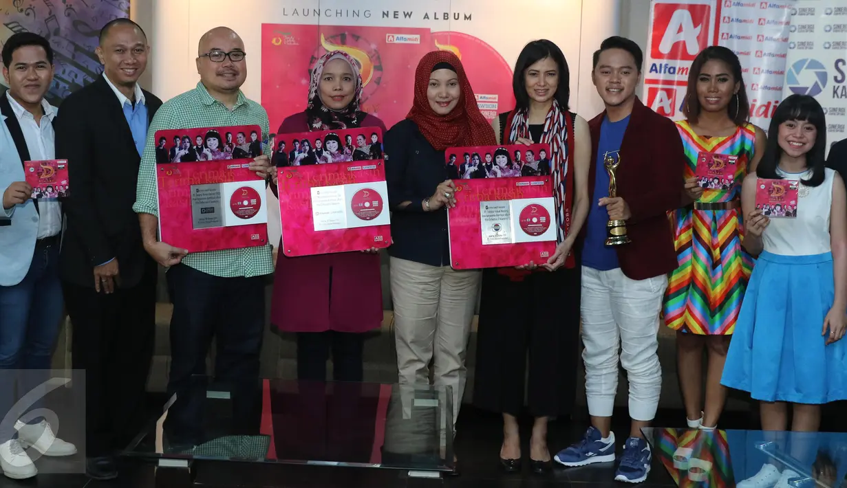 Linda Wibisono, Head of Local Acquisition Department Indosiar (tengah) foto bersama dengan para pedangdut D'Academy seusai peluncuran VCD Karaoke di Cafetaria Indosiar, Jakarta, Kamis (6/10). (Liputan6.com/Herman Zakharia)