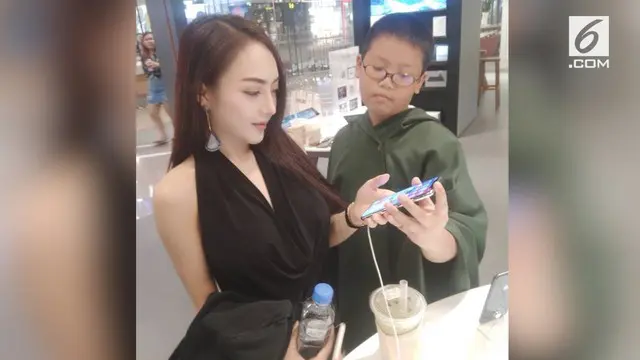 Seorang bocah berumur 10 tahun di Thailand ketahuan membelikan seorang model cantik sebuah iPhone X.