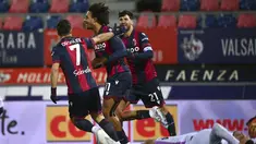 Joshua Zirkzee dari Bologna (kedua kiri) merayakan dengan rekan satu timnya setelah Vlad Chiriches dari Cremonese mencetak gol bunuh diri selama pertandingan lanjutan Liga Italia di Stadion Renato Dall'Ara di Bologna, Italia, Selasa (24/1/2023). Bologna bermain imbang atas Cremonese 1-1. (Massimo Paolone/LaPresse via AP)