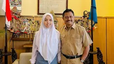 Lulus setelah mengenyam pendidikan SMK selama tiga tahun, Putri Ariani mendapatkan ucapan selamat dari para pengajar di SMM Yogyakarta. Tidak lupa, pelantun lagu ‘Loneliness’ ini mengucapkan terima kasih kepada para guru yang telah membimbingnya belajar. (Liputan6.com/IG/@arianinismaputri)