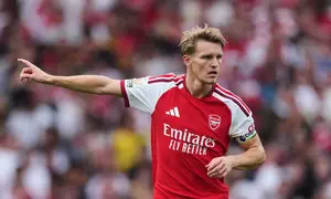 Pemain Arsenal, Martin Odegaard (tengah), bereaksi dalam pertandingan Liga Inggris antara Arsenal dan Chelsea di London, Minggu (6/9/2026). (AP Photo/Dave Shopland)