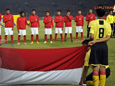 Para pemain Indonesia U19 terlihat serius saat menyanyikan lagu kebangsaan Indonesia Raya sebelum pertandingan dimulai (Liputan6.com/ Helmi Fithriansyah)