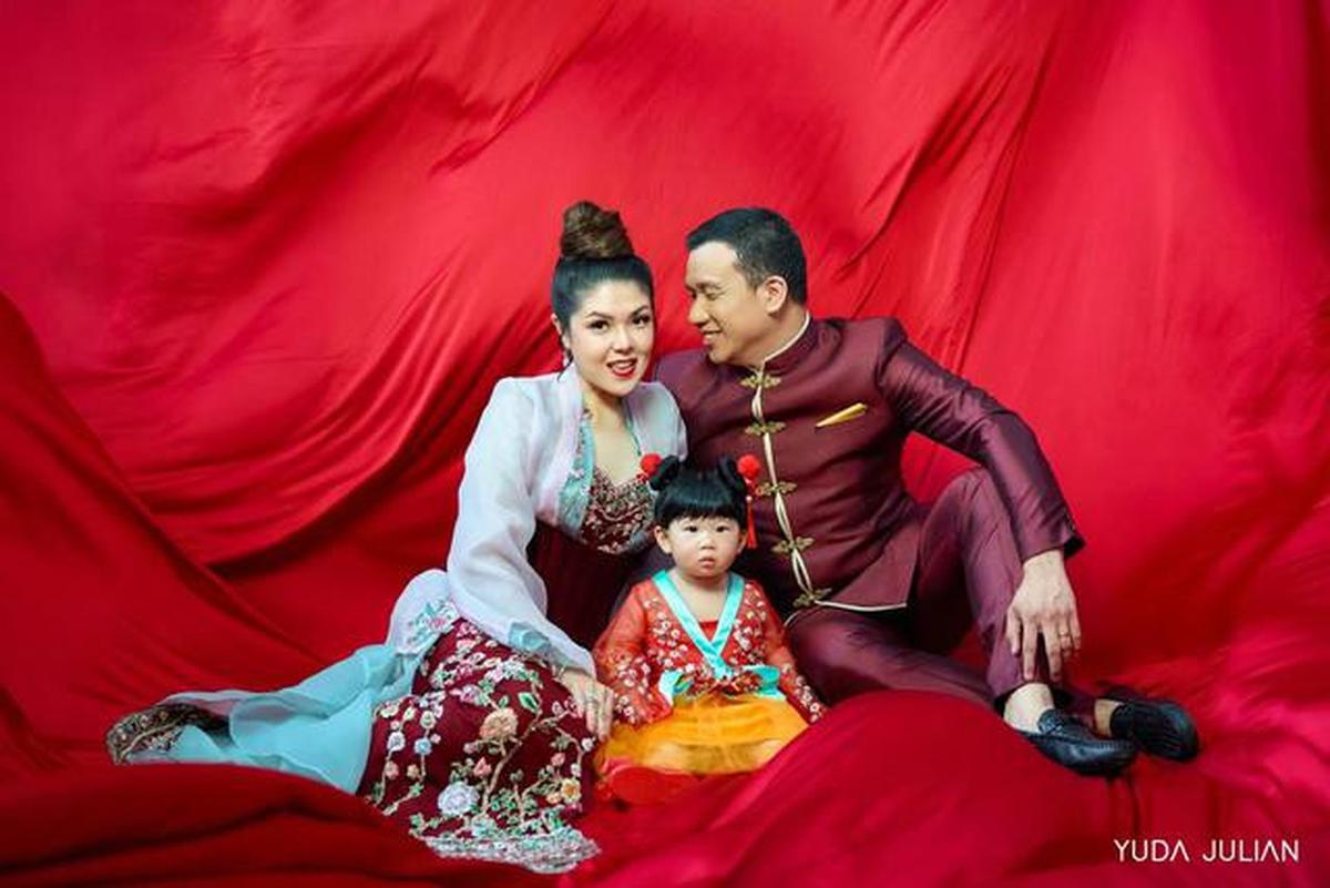 Tina Toon Rayakan Tahun Baru Imlek, Perdana Perlihatkan Wajah Putrinya Kepada Publik