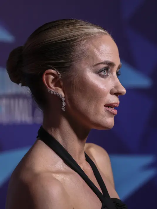 Emily Blunt berpose di depan fotografer saat tiba untuk pemutaran perdana film 'The English' selama Festival Film London 2022 di London, Sabtu, 15 Oktober 2022. Emily Blunt tampil glamor saat berjalan di karpet merah di premier 'The English' acara tersebut. (Photo by Vianney Le Caer/Invision/AP)