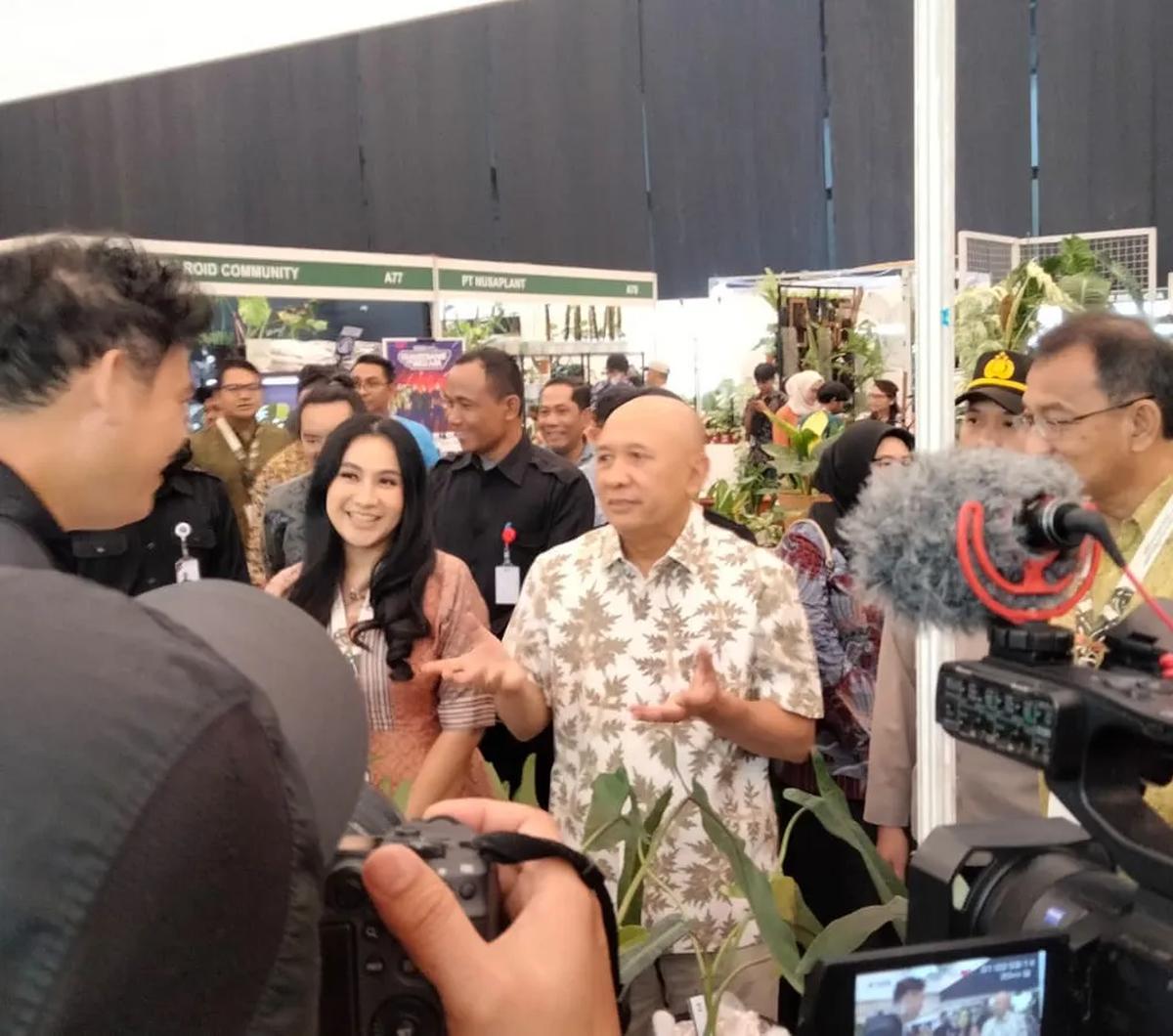 "Saya tahu ada tiga e-commerce yang sudah dihubungi Tiktok, saya tahunya bukan dari Tiktok-nya, tapi dari mereka yang dihubungi," ujar&nbsp;Teten di Jakarta, Kamis.