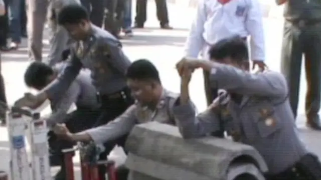 [VIDEO] Polisi Berlatih Tenaga Dalam Jelang Pemilu