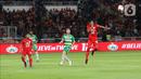 Pemain Persija Maman Abdurrahman (kanan) mencoba menyundul bola saat melawan Geylang International FC pada pertandingan persahabatan di SUGBK, Jakarta, Minggu (23/2/2020). Persija membungkam Geylang 3-1. (Liputan6.com/Angga Yuniar)