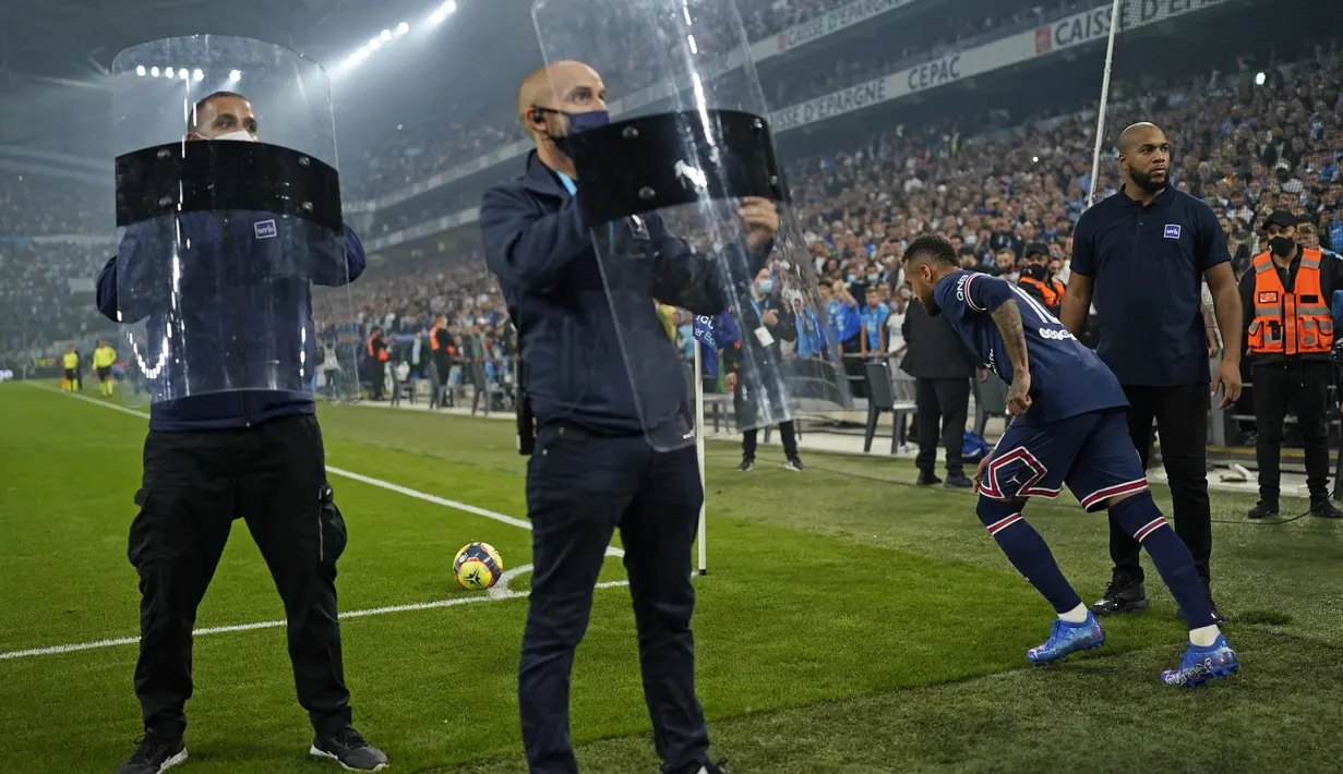 Neymar kerap menjadi incaran para pemain Marseille yang berusaha menjatuhkannya agar mantan penyarang Barcelona itu tak bisa bebas bergerak. (AP Photo/Daniel Cole)