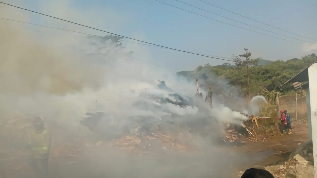 Kebakaran tempat penampungan limbah kayu di Sukabumi