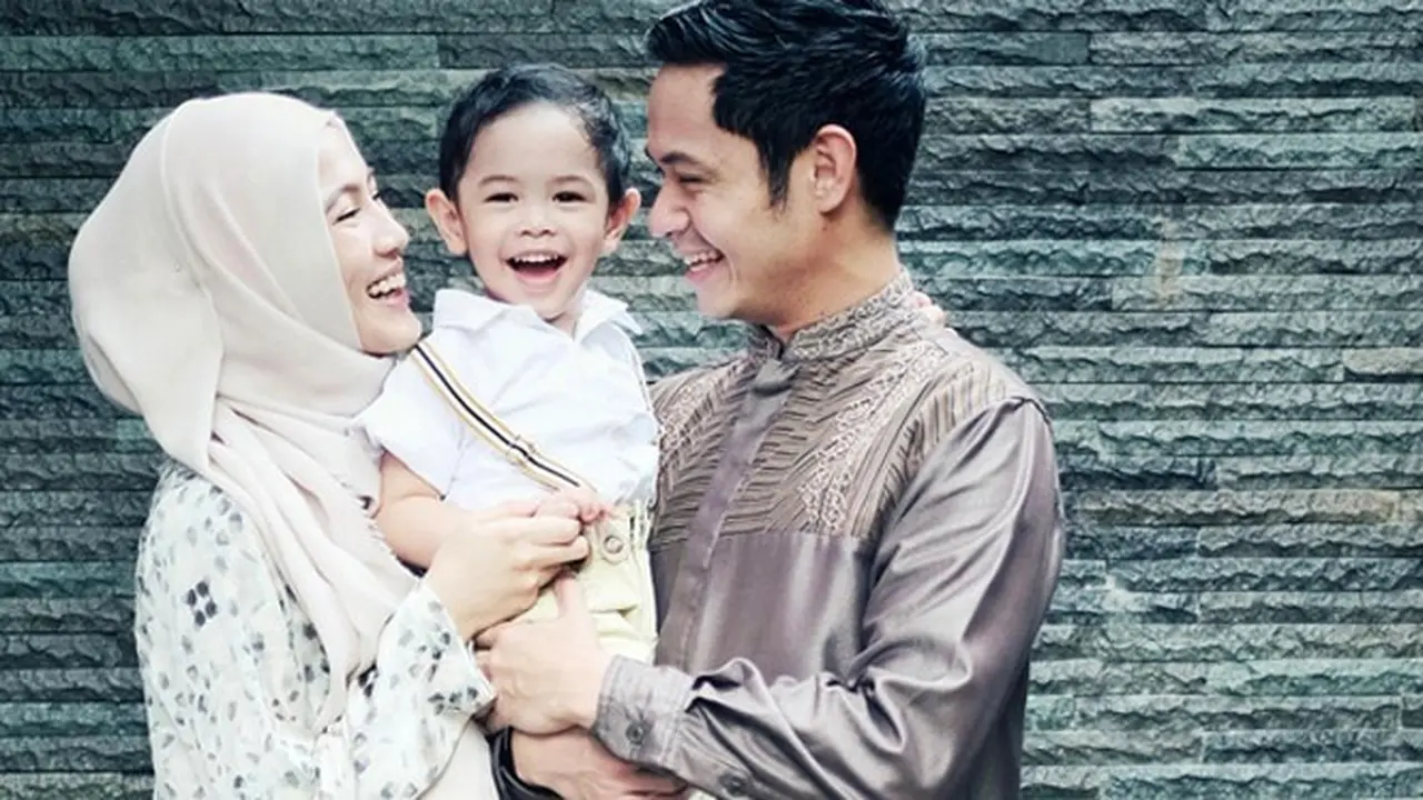Dude Harlino dan Alyssa Soebandono tampil kompak. (Instagram/ichasoebandono)