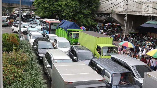 Jalan Ditutup untuk PKL, Kawasan Tanah Abang Makin Macet