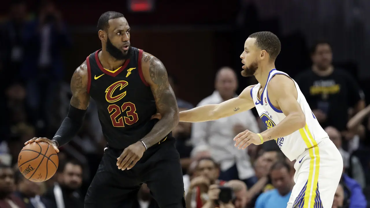 LeBron James berduel dengan Stephen Curry