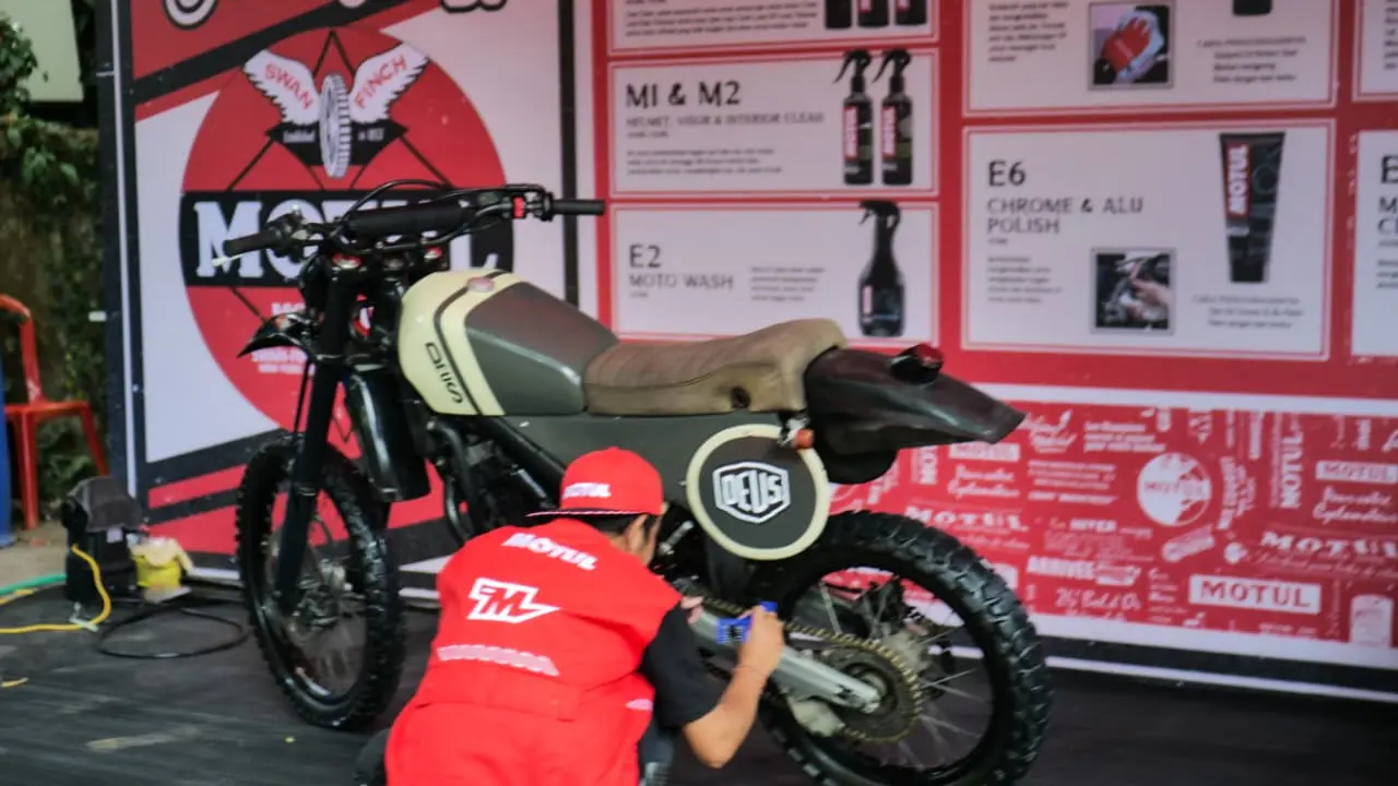 Pengunjung bisa merasakan langsung performa produk MC Care lewat layanan cuci motor gratis dari Motul (Motul)