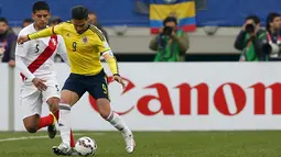 Penyerang Kolombia, Radamel Falcao (kanan) berusaha melewati bek Peru, Carlos Zambran di pertandingan Copa Amerika 2015 di Stadion Municipal Bicentenario, Chili, (22/6/ 2015). Peru lolos ke perempat final Copa America 2015. (REUTERS/Carlos Garcia Rawlins)