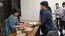 Komisioner Komnas HAM, Sandrayati Moniaga (kiri) menerima berkas laporan dari perwakilan KontraS, YLBHI serta GERAK di Jakarta, Rabu (15/5/2019). KontraS, YLBHI serta GERAK melaporkan pencideraan Hari Buruh 2019 dengan Kekerasan yang dilakukan oleh aparat. (Liputan6.com/Helmi Fithriansyah)