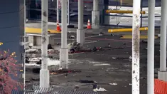 Puing-puing berserakan di dalam alun-alun bea cukai di perbatasan Rainbow Bridge, Air Terjun Niagara, New York, Amerika Serikat (AS), Rabu (22/11/2023). Penyeberangan perbatasan antara AS dan Kanada telah ditutup setelah sebuah kendaraan meledak di sebuah pos pemeriksaan jembatan dekat Air Terjun Niagara. (Derek Gee/The Buffalo News via AP)