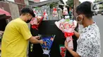 Warga membeli suvenir unik di Rawa Belong, Jakarta, Minggu (14/2/2021). Banyak masyarakat berburu suvenir berupa boneka,bunga, dan coklat untuk merayakan Hari Kasih Sayang. (Liputan6.com/Angga Yuniar)