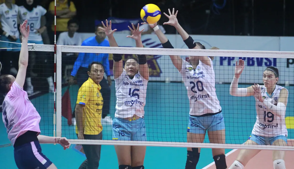 Dua pemain Bandung bjb Tandamata, Tiara Ariance Sanger (kiri) dan Shella Bernadetha Onnan berusaha memblok spike yang dilepaskan pemain Gresik Petrokimia Pupuk Indonesia, Bohdana Anisova pada laga pembuka Final Four Proliga 2023 seri pamungkas di GOR Sritex Arena Solo, Surakarta, Kamis (9/3/2023). Bandung bjb Tandamata menang 3-0 (25-17, 25-21 dan 25-20). (Proliga 2023)